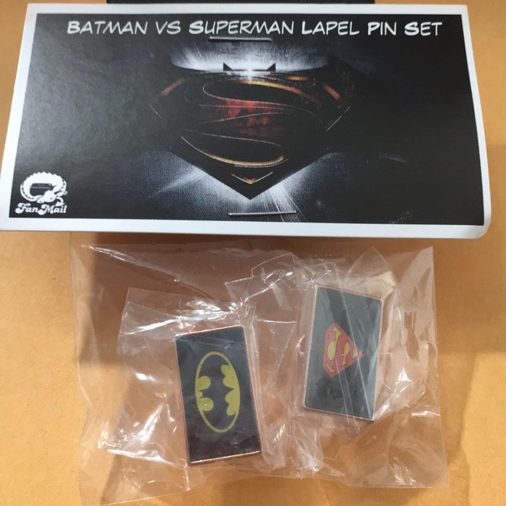 Batman vs. Superman Lapel/Enamel Pin Set